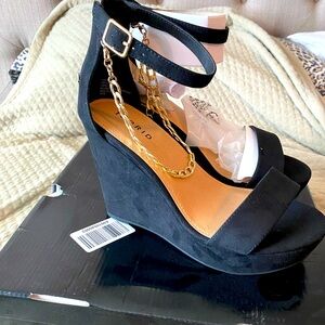 Cute black wedges with good anklet